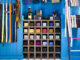 Arredo espositivo in cartone riciclato con struttura modulare a griglia per l'organizzazione di accessori moda, integrato in un concept retail orientato alla sostenibilità.