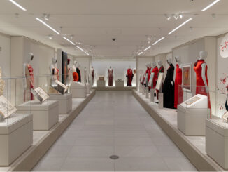 Percorso espositivo della mostra Costume Art al Metropolitan Museum of Art con manichini Bonaveri, abiti contemporanei, teche museali e opere d'arte disposte lungo l'asse centrale della galleria.