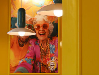 Ritratto decorativo della nonna nel ristorante Da Nonna a Milano con pareti gialle e illuminazione rétro