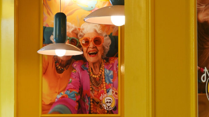 Ritratto decorativo della nonna nel ristorante Da Nonna a Milano con pareti gialle e illuminazione rétro