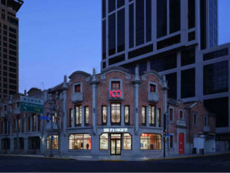 flagship store Warrior 1927 a Shanghai in un edificio storico Shikumen restaurato e illuminato di sera progettato da STILL YOUNG
