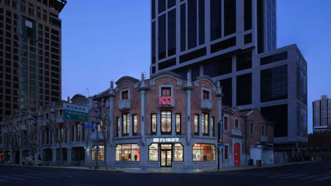 flagship store Warrior 1927 a Shanghai in un edificio storico Shikumen restaurato e illuminato di sera progettato da STILL YOUNG