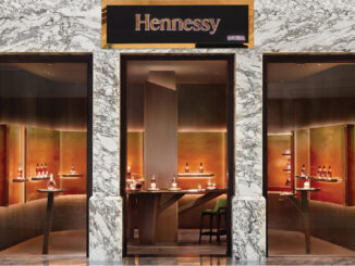 Facciata dell’Hennessy Experience Space nel Mingzhouli Shopping Center di Ningbo con ingresso rivestito in marmo e ambienti espositivi illuminati
