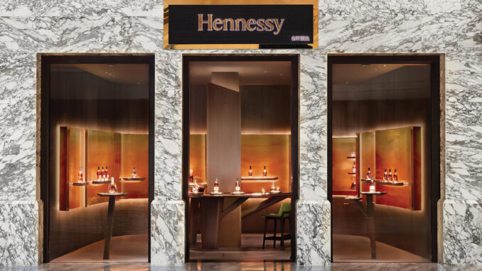 Facciata dell’Hennessy Experience Space nel Mingzhouli Shopping Center di Ningbo con ingresso rivestito in marmo e ambienti espositivi illuminati