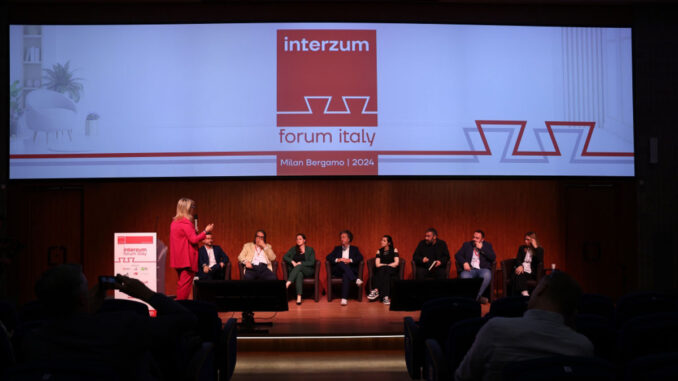 Panel di confronto tra professionisti e aziende durante il programma congressuale di Interzum Forum Italy presso il centro fieristico di Bergamo