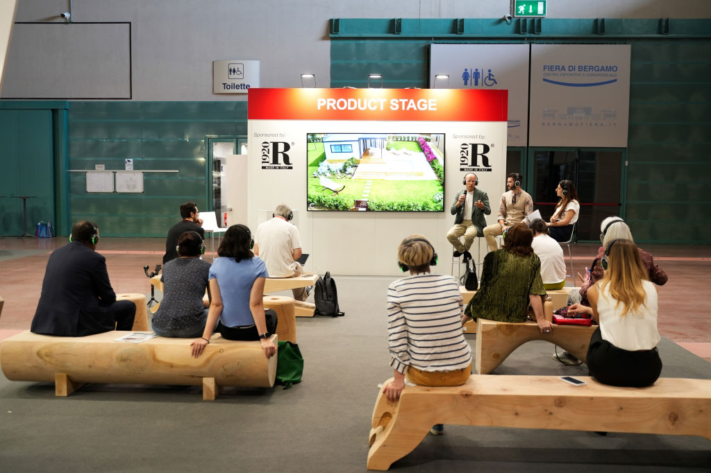 Area Product Stage di Interzum Forum Italy con incontro dedicato a materiali, design e innovazione davanti al pubblico della manifestazione