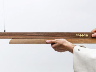 Lampada Moono in legno massello con sistema scorrevole manuale che regola l'intensità luminosa attraverso il movimento dei due elementi sovrapposti.