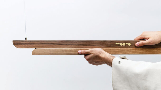 Lampada Moono in legno massello con sistema scorrevole manuale che regola l'intensità luminosa attraverso il movimento dei due elementi sovrapposti.