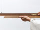 Lampada Moono in legno massello con sistema scorrevole manuale che regola l'intensità luminosa attraverso il movimento dei due elementi sovrapposti.