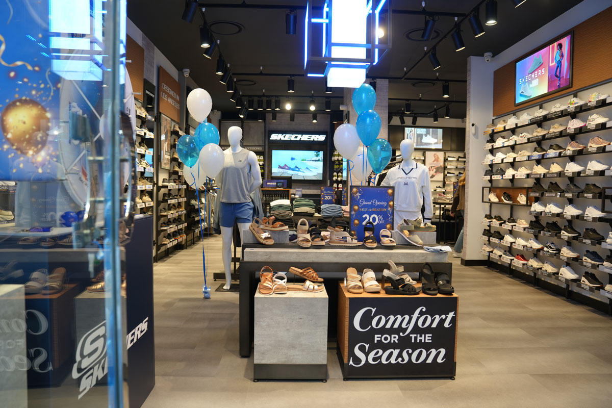 Interno del nuovo negozio Skechers di Bari con esposizione di calzature, abbigliamento e accessori