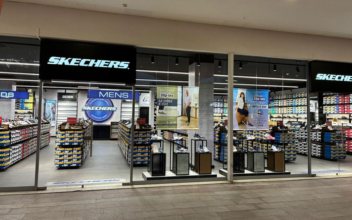 Vetrina del negozio Skechers nel Centro Commerciale La Corte del Sole a Sestu, vicino a Cagliari