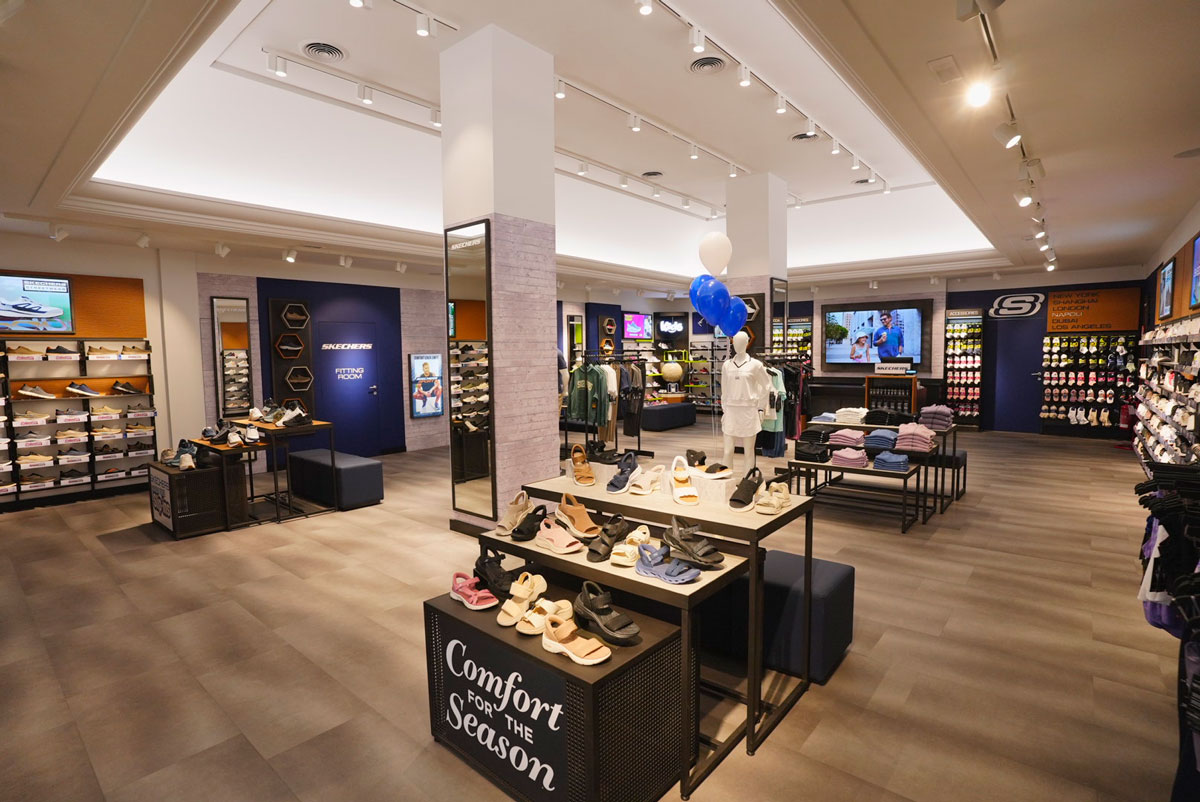 Interno del nuovo store Skechers con layout espositivo dedicato a calzature, abbigliamento e accessori