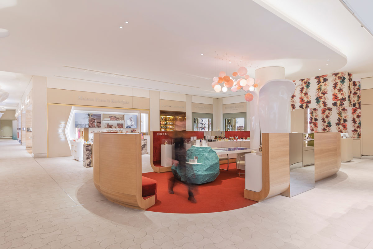 Fragrance area at Rennaï Beauty Hall with curved furnishings, a central display island and fluid circulation paths