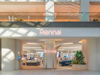 Ingresso di Rennaï Beauty Hall a Royalmount con accesso aperto, elemento architettonico scultoreo centrale e layout beauty retail visibile dall’esterno