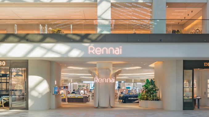 Ingresso di Rennaï Beauty Hall a Royalmount con accesso aperto, elemento architettonico scultoreo centrale e layout beauty retail visibile dall’esterno