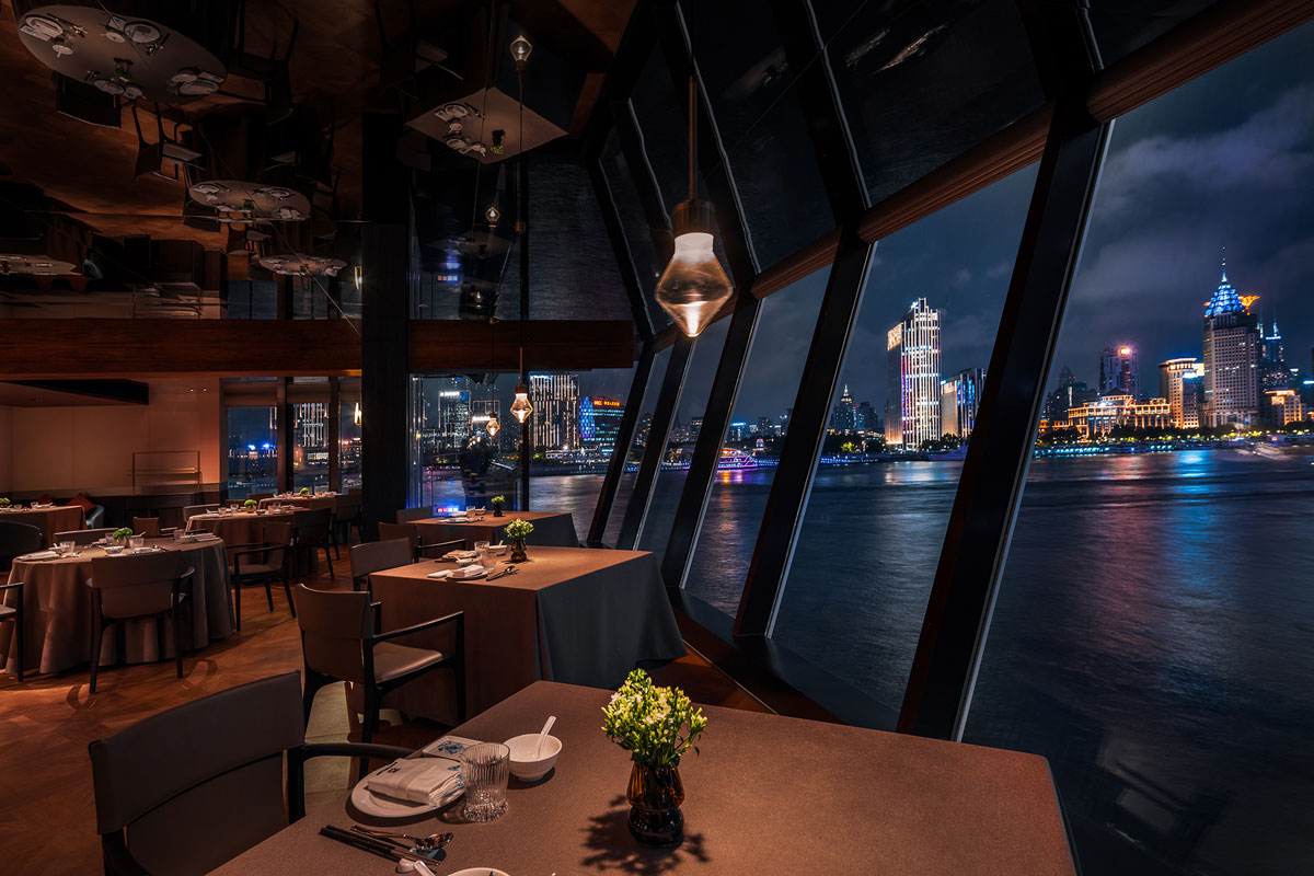 Dining room at Shu Pavilion Restaurant with mirrored ceiling and panoramic views over the Huangpu River