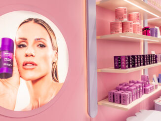 Dettaglio del primo store monomarca Goovi a Grugliasco con esposizione di prodotti skincare e beauty, arredi rosa e immagine della campagna del brand.