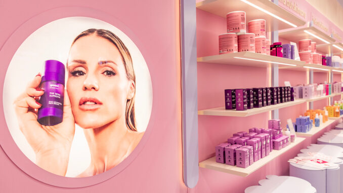Dettaglio del primo store monomarca Goovi a Grugliasco con esposizione di prodotti skincare e beauty, arredi rosa e immagine della campagna del brand.