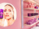 Dettaglio del primo store monomarca Goovi a Grugliasco con esposizione di prodotti skincare e beauty, arredi rosa e immagine della campagna del brand.