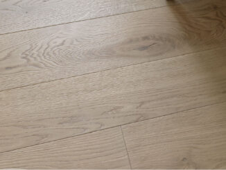 Pavimento in parquet di rovere chiaro con doghe di grandi dimensioni