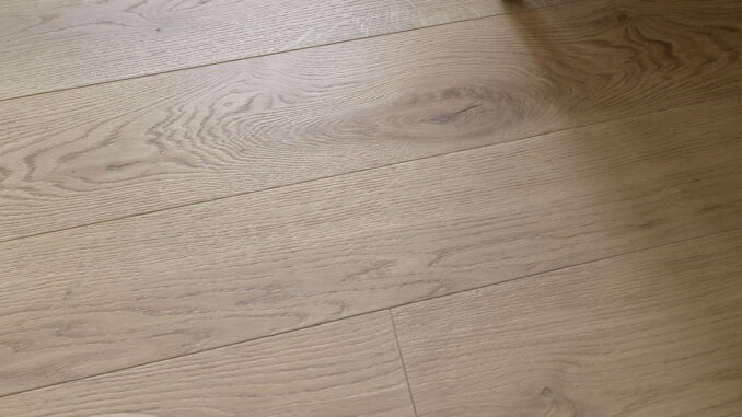 Pavimento in parquet di rovere chiaro con doghe di grandi dimensioni