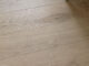 Pavimento in parquet di rovere chiaro con doghe di grandi dimensioni