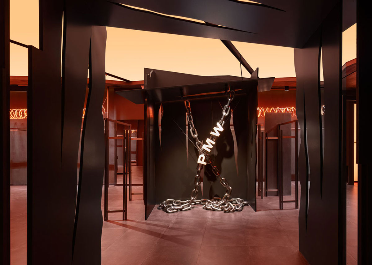 Installazione con grandi catene metalliche al centro del PRISON Store Concept, esempio di retail esperienziale progettato da ADS per PMW