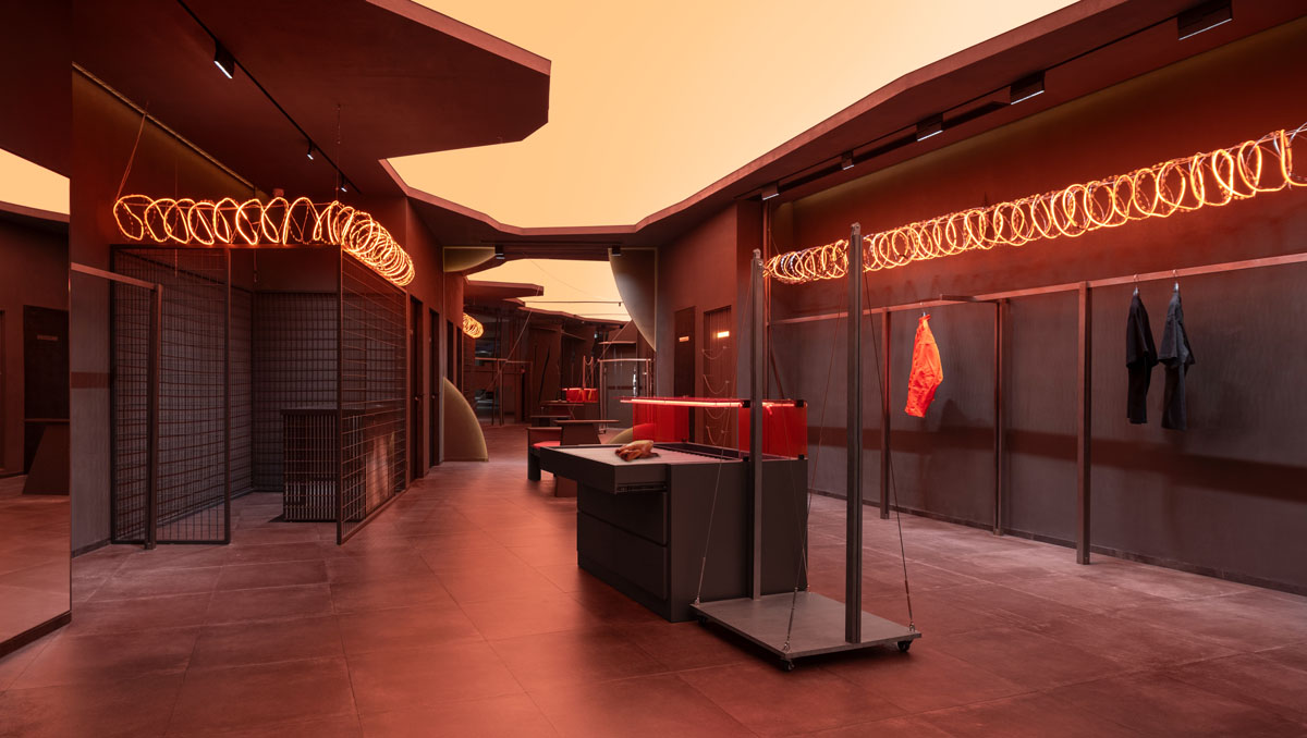 Area espositiva del PRISON Store Concept con layout immersivo, arredi minimalisti e illuminazione scenografica per il retail esperienziale