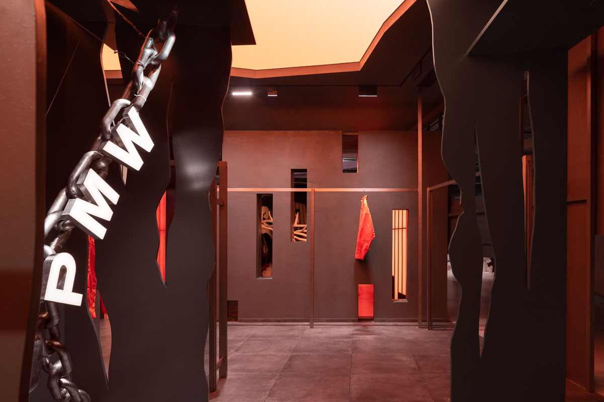 Percorso del PRISON Store Concept con pareti scenografiche, catena monumentale e atmosfera immersiva nel retail esperienziale