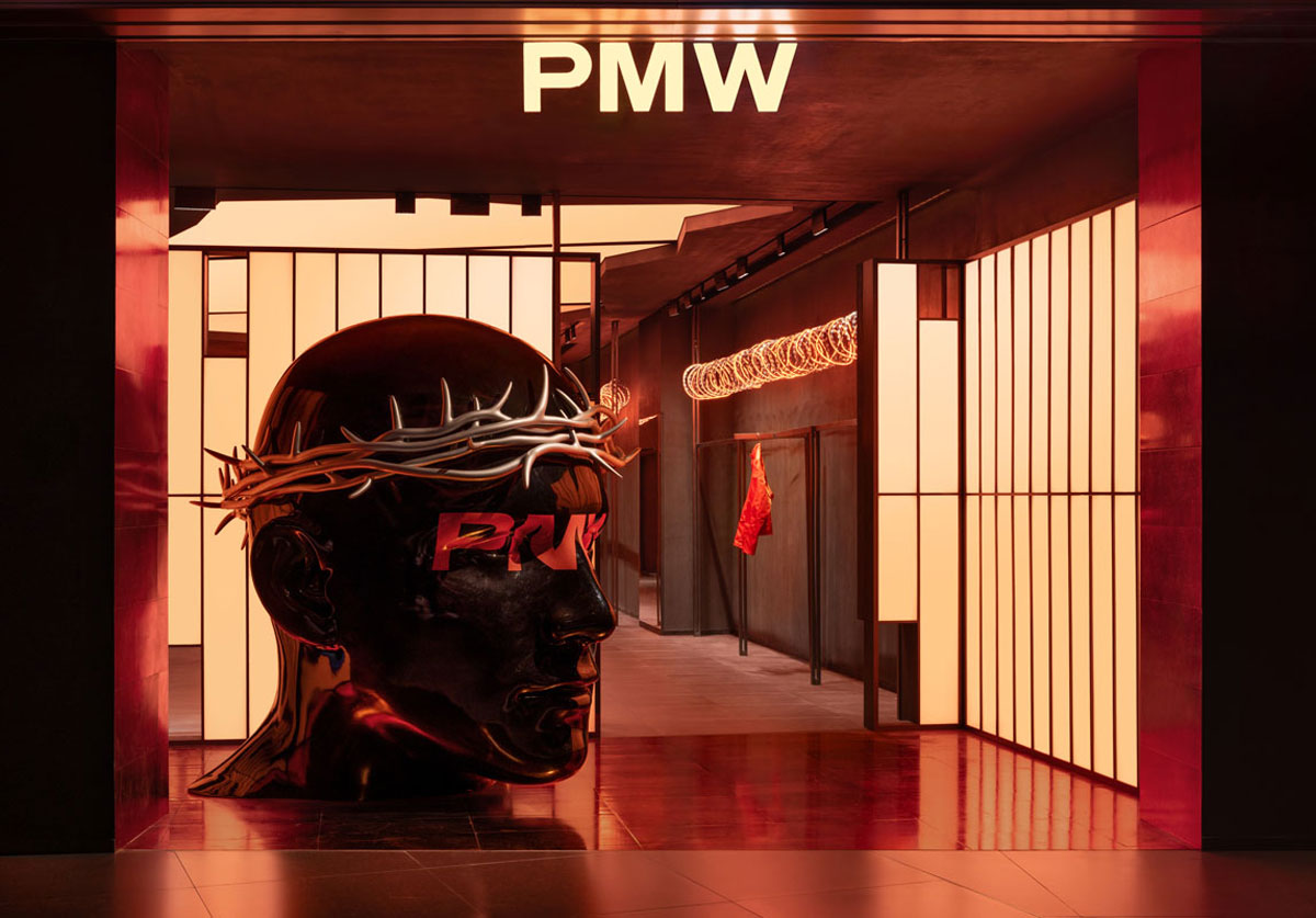 Ingresso del PRISON Store Concept a Chengdu con testa scultorea coronata di spine, esempio di retail esperienziale per il brand PMW