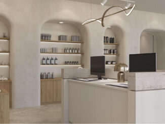 Reception SPA con arredi su misura e rivestimenti effetto rovere realizzati con superfici Tafisa ICONIQ