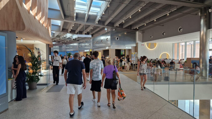 Galleria commerciale del Waterfront Mall Genova con le nuove aperture di negozi e ristoranti