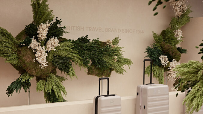 Valigie Antler tra installazioni botaniche nel flagship store di Regent Street a Londra
