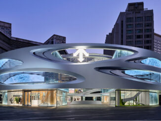 Flagship store DESCENTE a Pechino con facciata a nastro di Möbius
