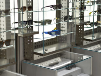 Espositori in vetro e metallo con montature nel negozio di ottica OPIQ ad Ahmedabad