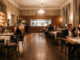 Parquet in legno posato a spina di pesce nella sala ristorante