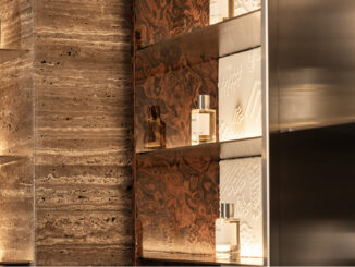 Esposizione di profumi nella boutique Jolie a Napoli