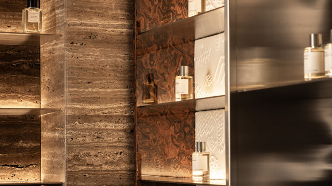 Esposizione di profumi nella boutique Jolie a Napoli