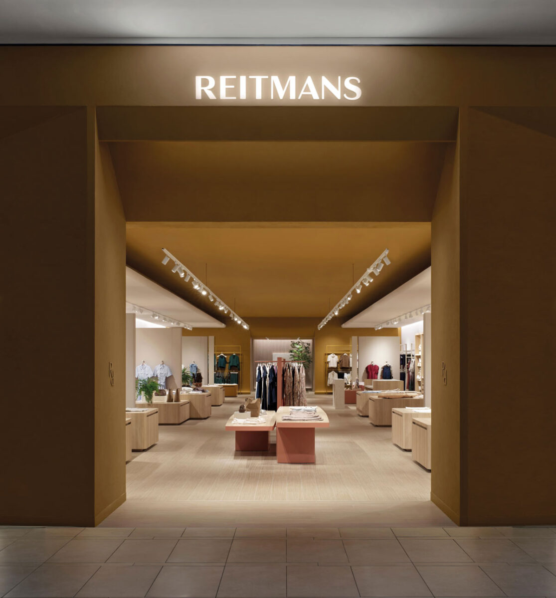 Entrance to the Reitmans fashion store in Laval with amber portal and view into the interior