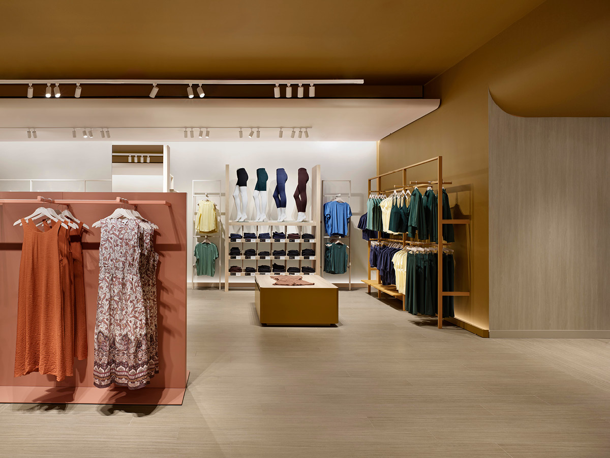 Reitmans display area with pink furniture, perimeter fixtures and amber ceiling