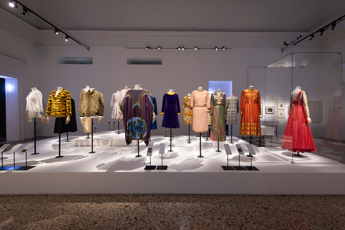 Exhibition platform with garments and shadows at Dalí and Fashion