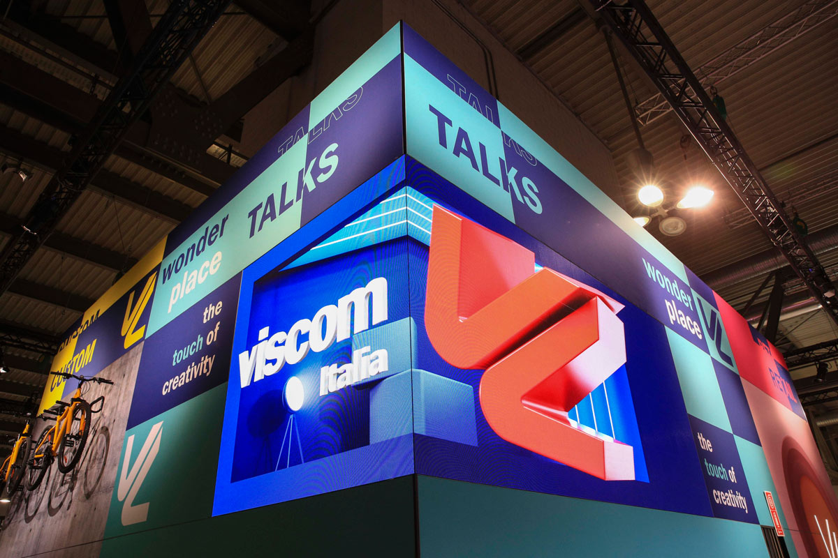 Area talk di Viscom Italia con installazione digitale
