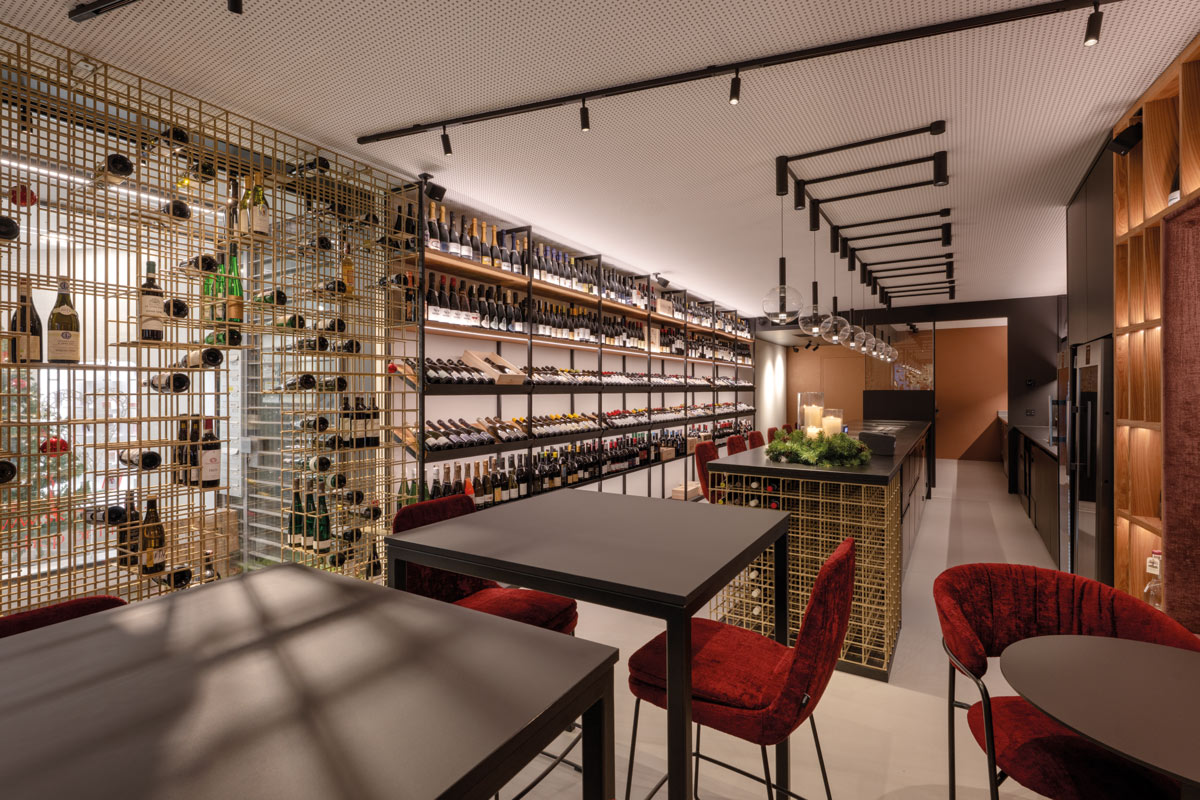 Interior of Enoteca da Aldo in Bolzano with tasting counter and wine displays