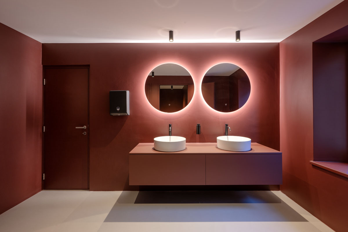 Detail of the interior and lighting at Enoteca da Aldo in Bolzano