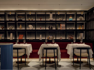 Sala del ristorante Mare a Montréal con banquette rossa e parete espositiva illuminata