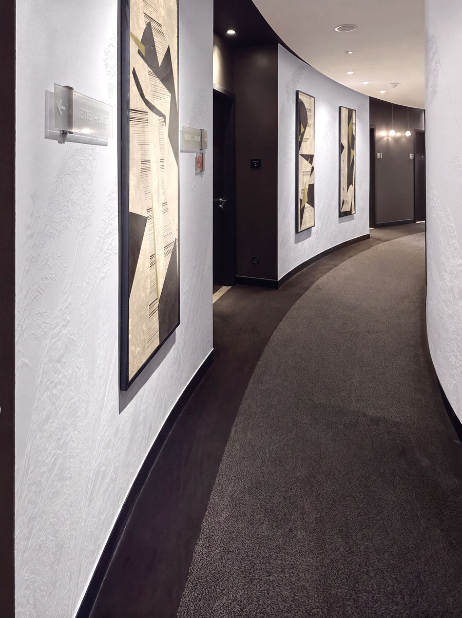 Corridoio d’hotel con moquette Montecolino, carta da parati Klamoo e quadri personalizzati Topcolor