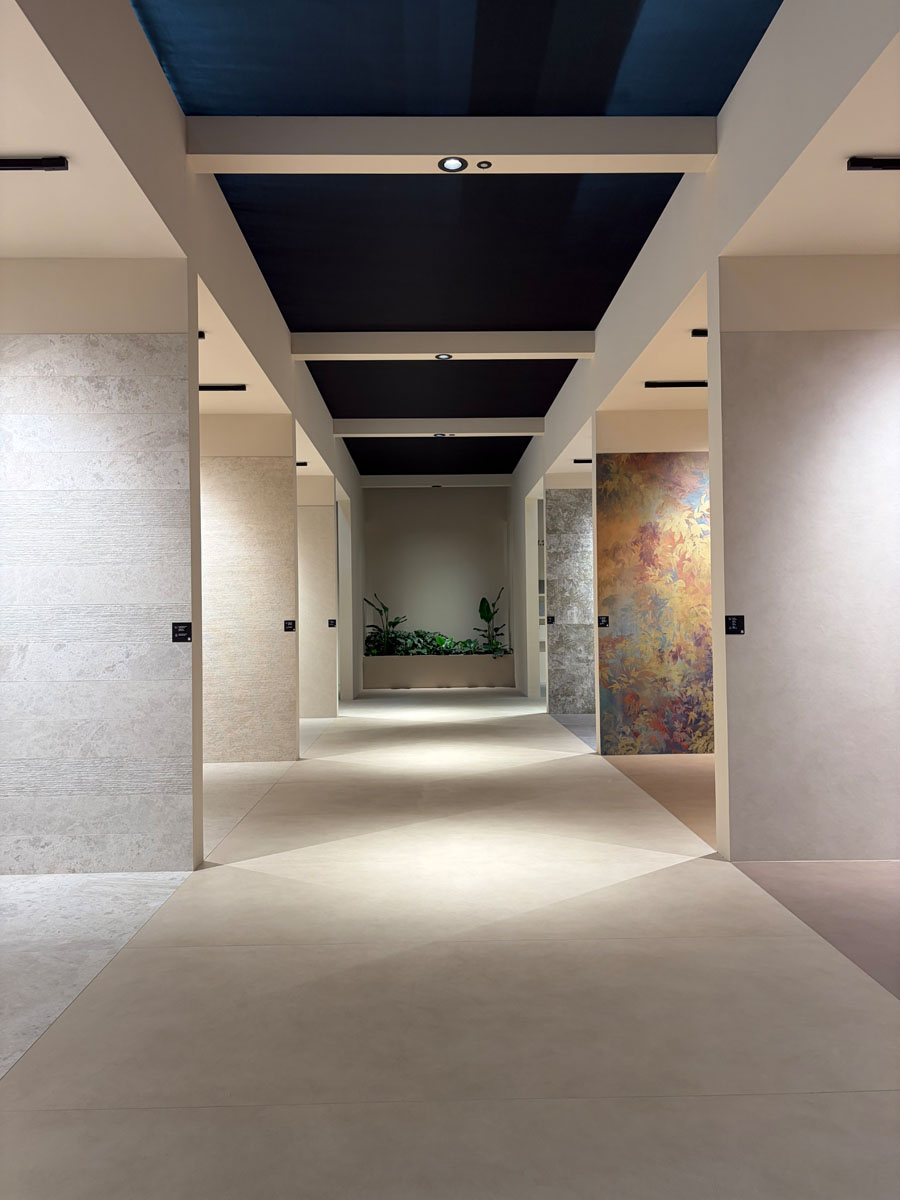 Display route with ceramic surfaces at the ABK Group Studio showroom