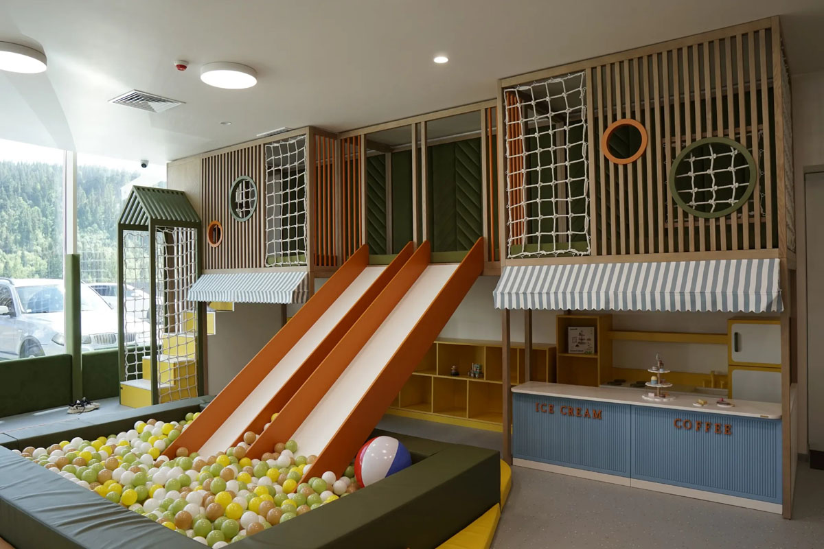Progetto realizzato di area kids per attività commerciali con scivoli, piscina di palline e zona gioco