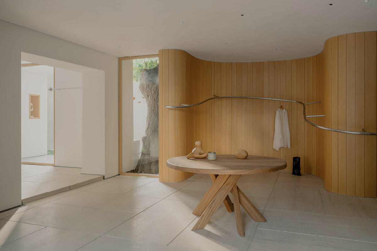 YOUWEI Xinle Road interior with wooden furniture and organically shaped mirrors