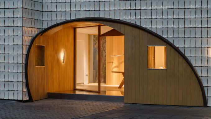 Ingresso ad arco del concept store YOUWEI Xinle Road con rivestimento in legno e facciata in ceramica